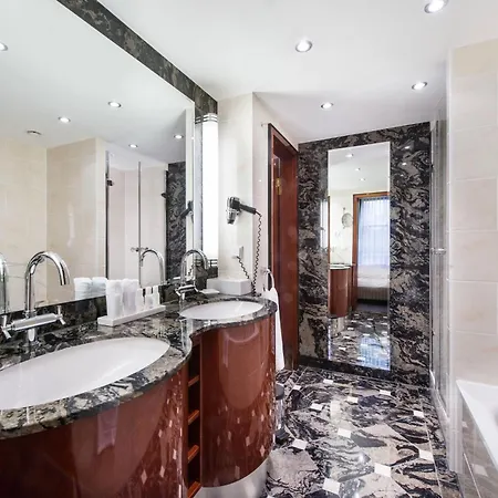 Maritim Am Schlossgarten Hotel 4*