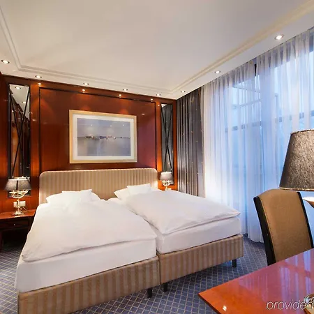 Maritim Am Schlossgarten Hotel 4*